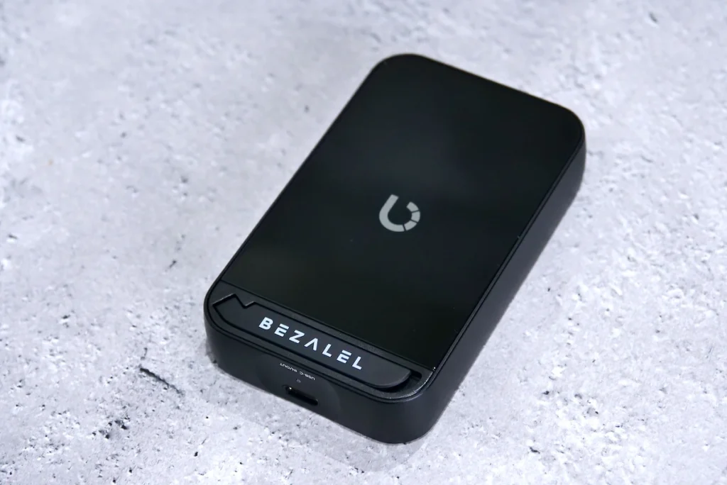 ケーブル0本生活】スマホスタンド充電器をレビュー｜BEZALEL | YUKICH